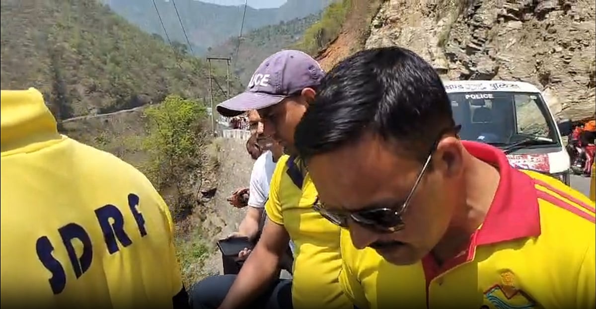 उत्तराखंड के देवप्रयाग में बड़ा हादसा, 200 मीटर गहरी खाई में गिरा वाहन, 3 लोगों की मौत