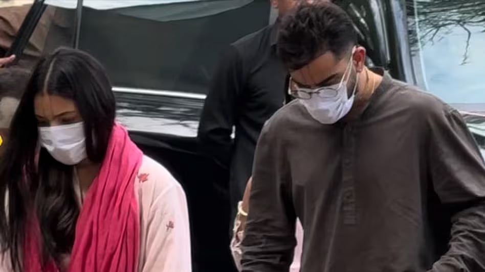 पत्नी संग प्रेमानन्द महाराज के आश्रम पहुंचे विराट कोहली