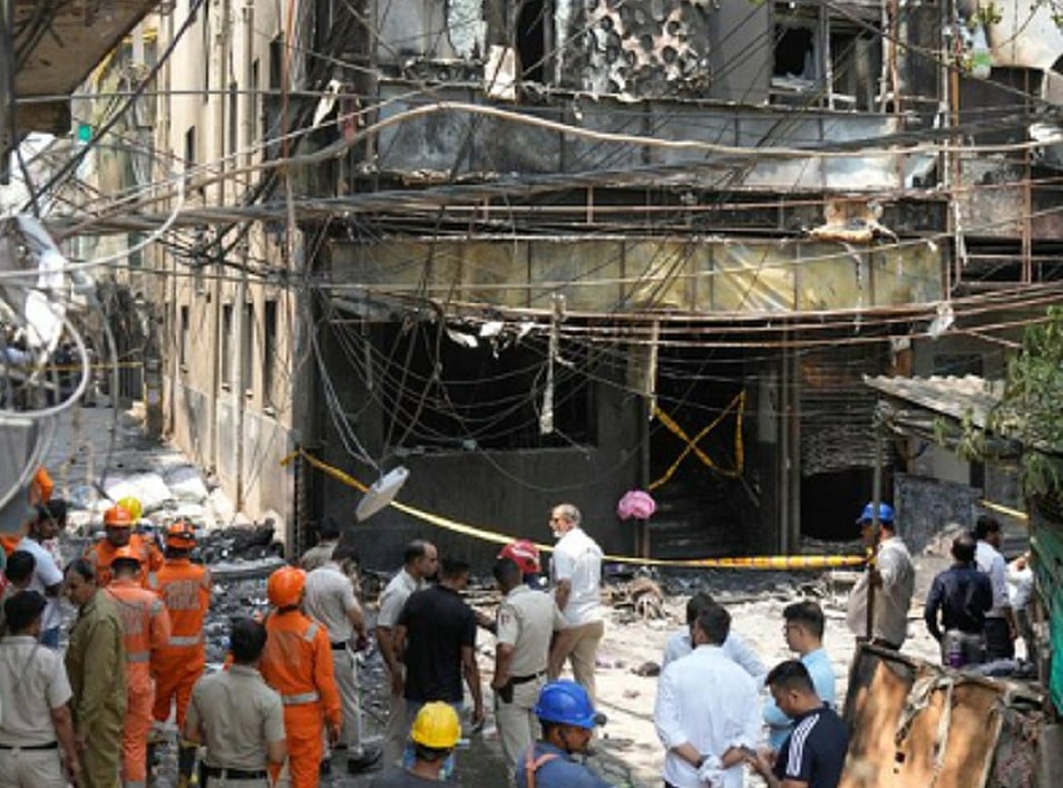 navjivanindia%2F2026-06-03%2F6bnl82l8%2FMalviya-Nagar-Hotel-Fire.jpg?rect=0%2C104%2C954%2C501&w=1200&ar=40%3A21&auto=format%2Ccompress&ogImage=true&mode=crop&enlarge=true&overlay=false&overlay_position=bottom&overlay_width=100