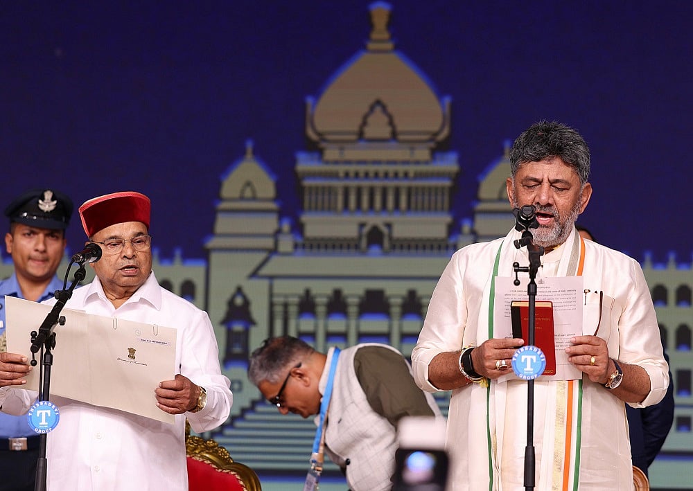 कर्नाटकः डीके शिवकुमार ने हाथ में संविधान लेकर मुख्यमंत्री पद की शपथ ली, खड़गे और राहुल गांधी भी रहे मौजूद