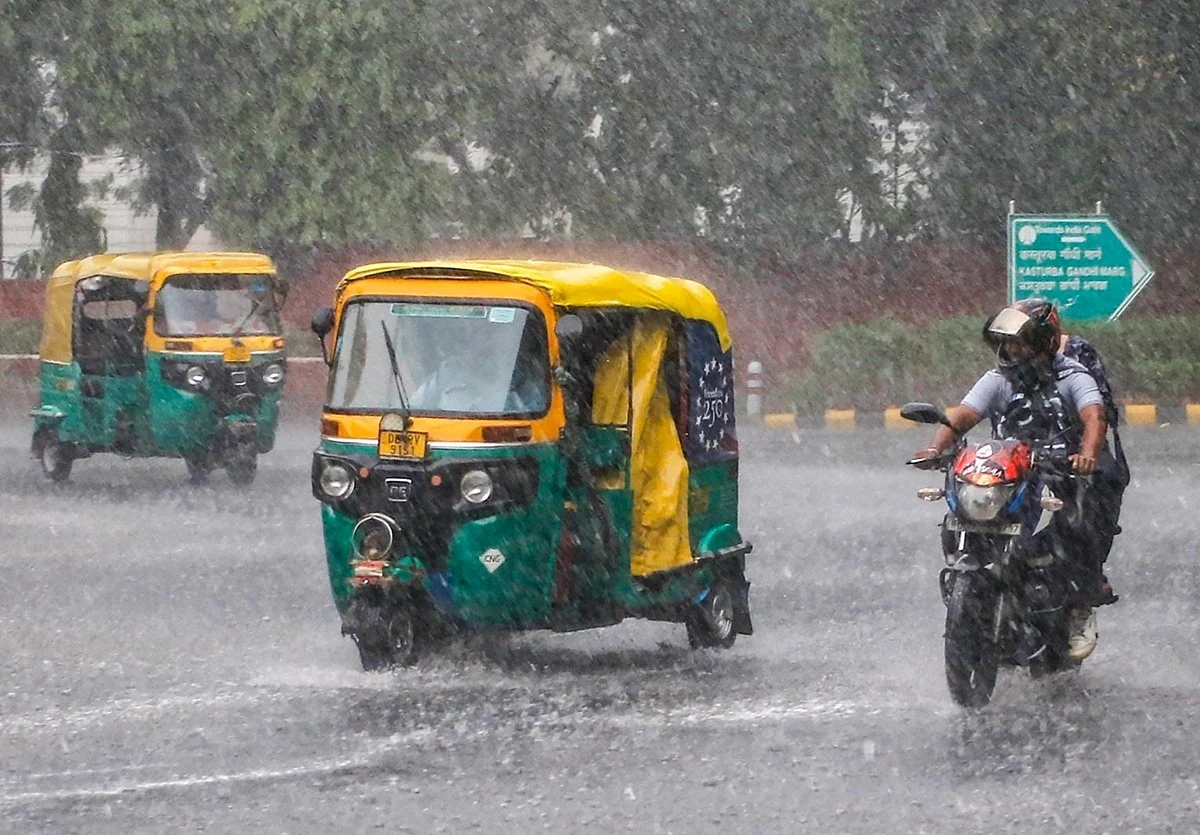 मौसम अपडेट: दिल्ली-NCR में बारिश से बदला मौसम, येलो अलर्ट जारी, दिनभर ऐसा रहेगा मौसम