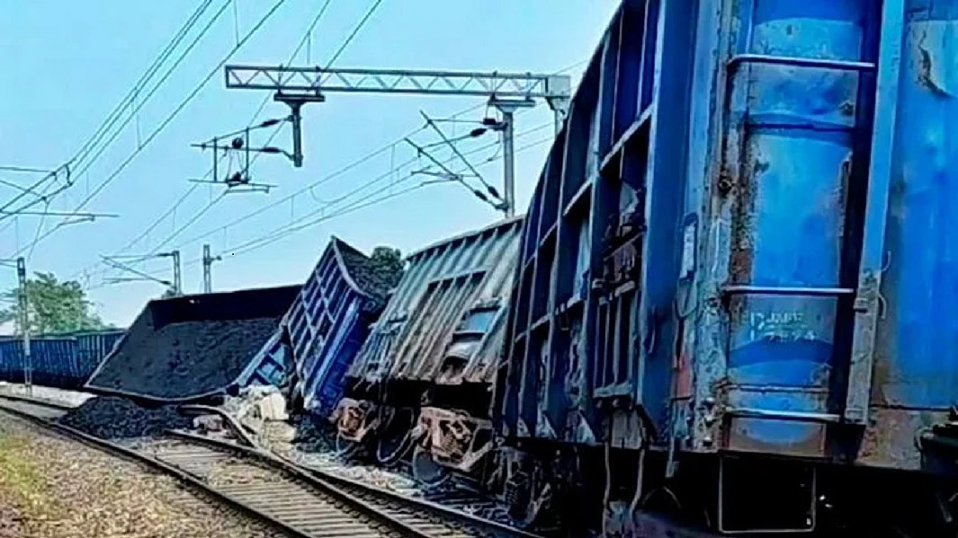 झारखंड के पलामू में रेल हादसा, मालगाड़ी के 15 डिब्बे पटरी से उतरे, कोई जनहानि नहीं, ट्रेन सेवाएं बाधित