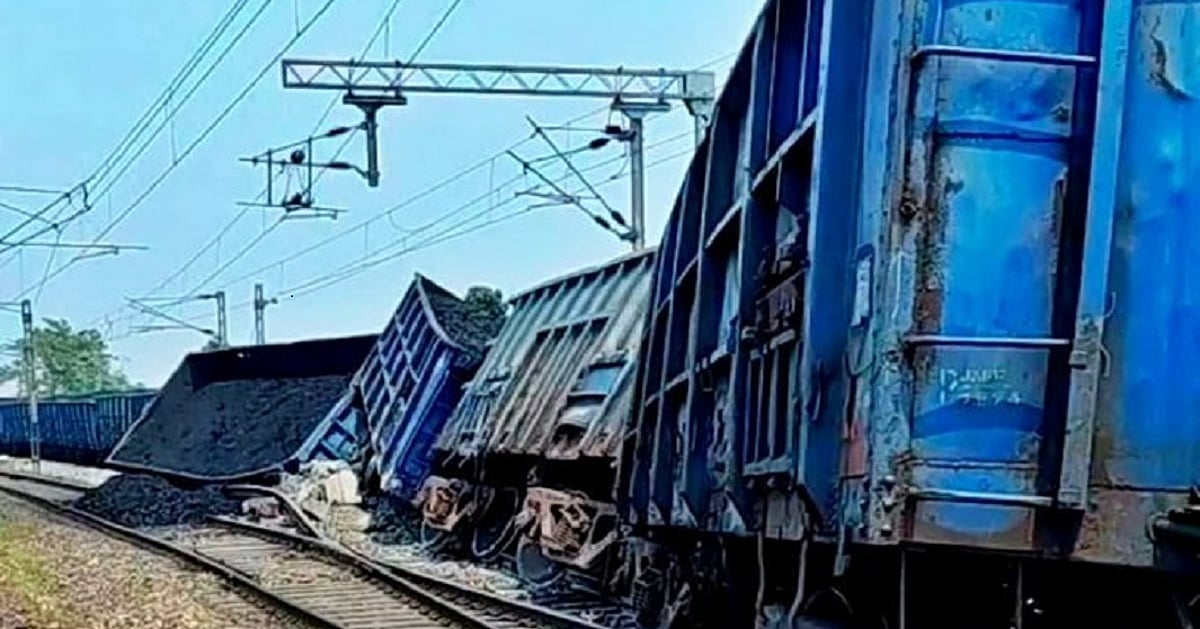navjivanindia%2F2026-06-04%2Fdbur7zx3%2FGoods-Train-derailed.jpg?rect=0%2C20%2C1065%2C559&w=1200&ar=40%3A21&auto=format%2Ccompress&ogImage=true&mode=crop&enlarge=true&overlay=false&overlay_position=bottom&overlay_width=100