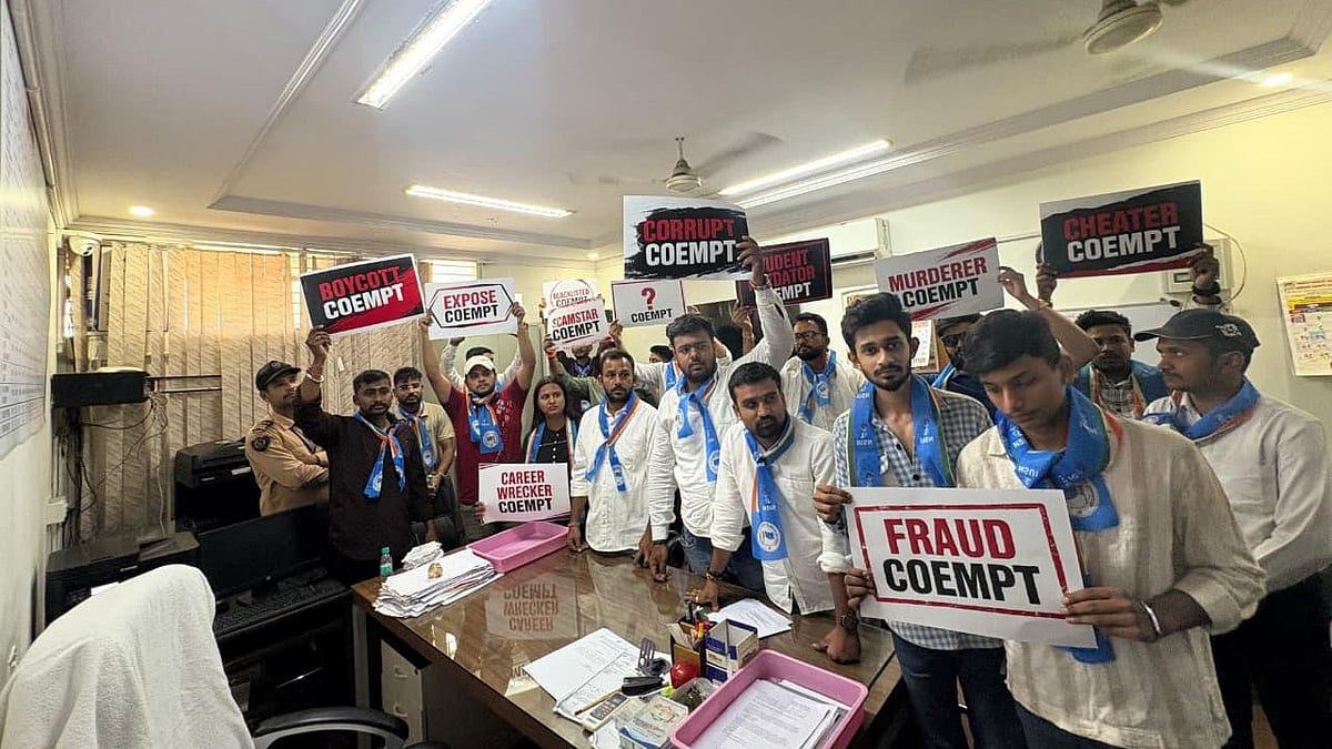 ओएसएम सिस्टम लगाने वाली कंपनी कोएम्प्ट के खिलाफ भी छात्रों का आक्रोश दिख रहा है
