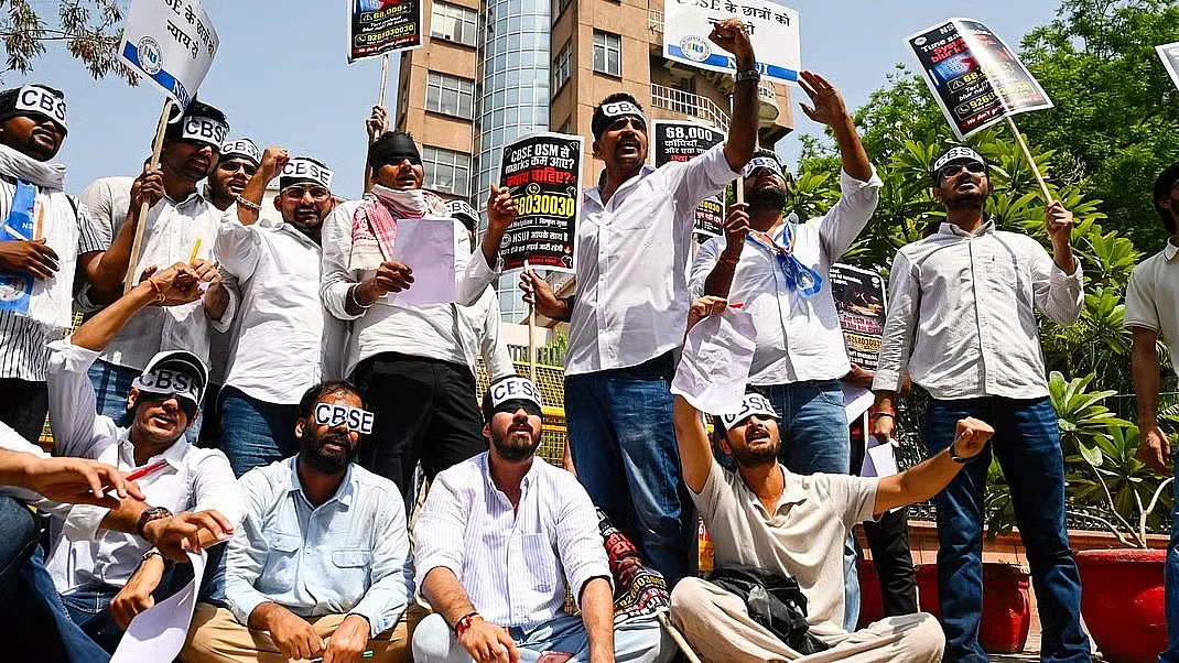 सीबीएसई : छात्रों के भविष्य को तो सियासत से ऊपर रखें !