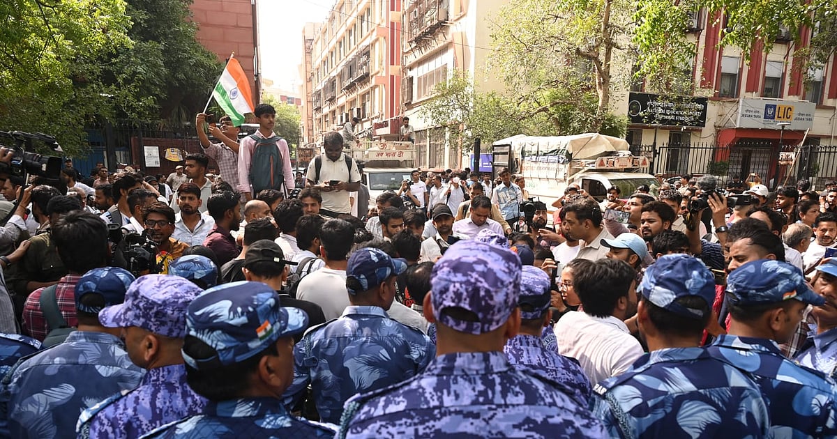 बड़ी खबर LIVE: ‘कॉकरोच जनता पार्टी’ को प्रदर्शन की मिली अनुमति, जंतर-मंतर पर भारी सुरक्षाबल तैनात