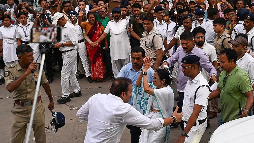 पश्चिम बंगाल: सड़क पर विपक्ष, लेकिन विधानसभा में?