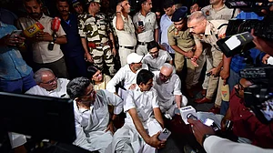 नटराजन का नामांकन रद्द किए जाने के खिलाफ चुनाव आयोग पहुंचे कांग्रेस नेता, प्रवेश नहीं मिलने पर धरने पर बैठे