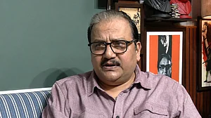 हकीकत जानने के लिए आम लोगों के बीच जाइए, उज्ज्वला योजना में सब्सिडी कटौती पर मनोज झा की सरकार को सलाह