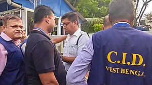 बंगाल सीआईडी कोलकाता में ममता बनर्जी के आवास पहुंची, कथित जाली हस्ताक्षर मामले में तलाशी जारी