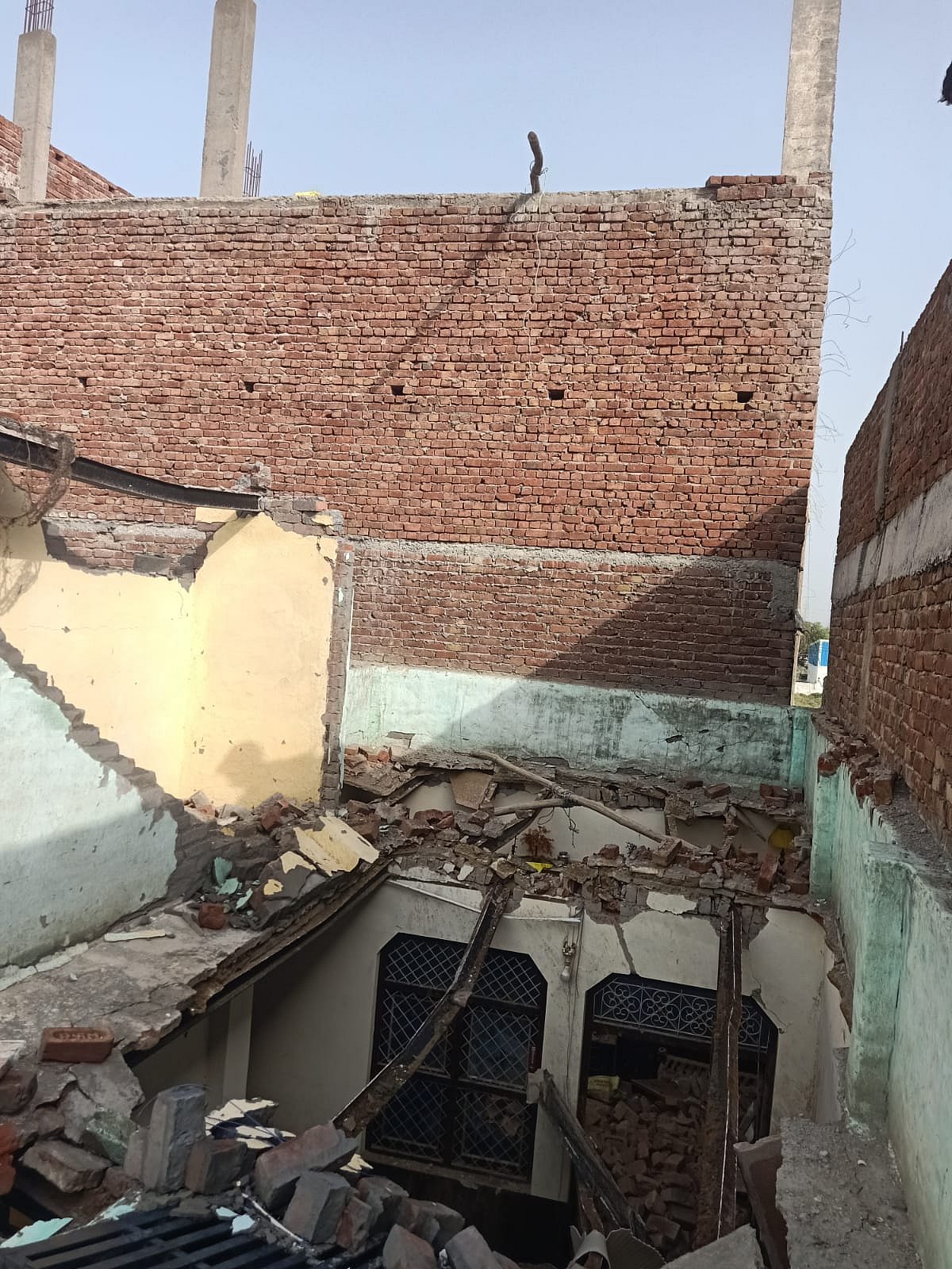 ग्रेटर नोएडा में निर्माणाधीन मकान की दीवार गिरने से मची अफरा-तफरी
