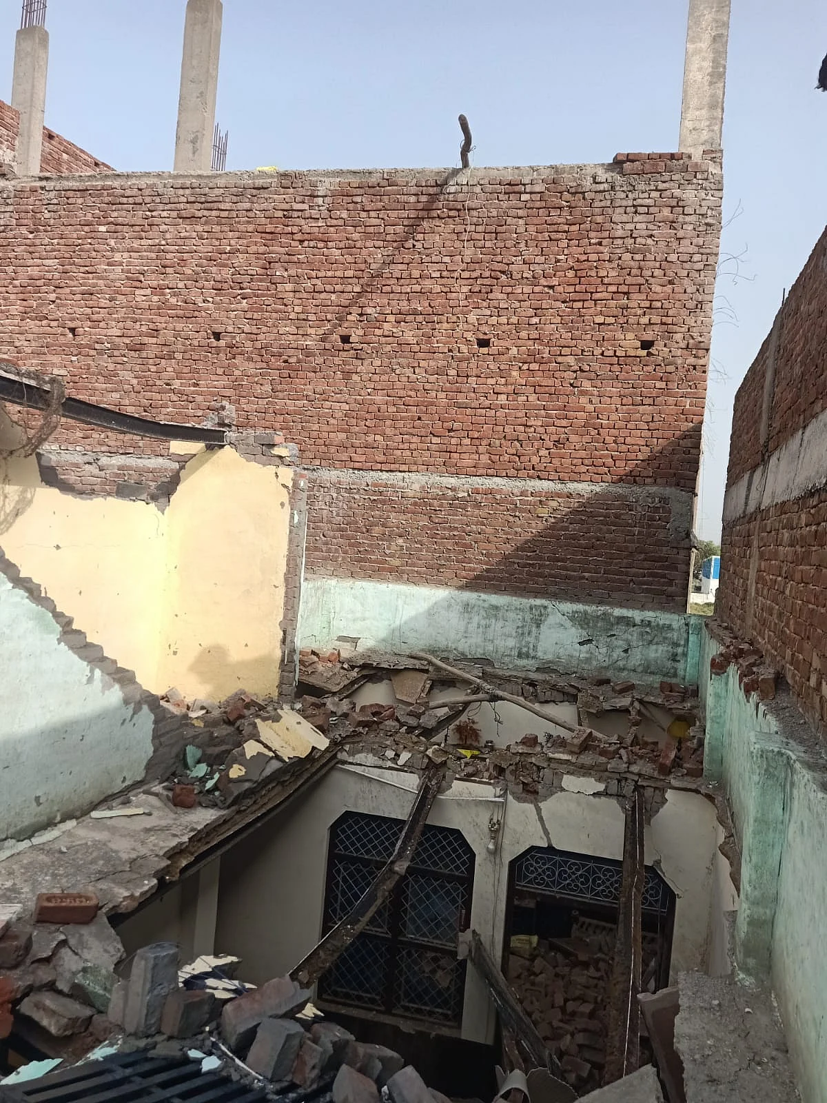 ग्रेटर नोएडा में निर्माणाधीन मकान की दीवार गिरने से मची अफरा-तफरी