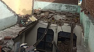 ग्रेटर नोएडा में निर्माणाधीन मकान की दीवार गिरने से मची अफरा-तफरी
