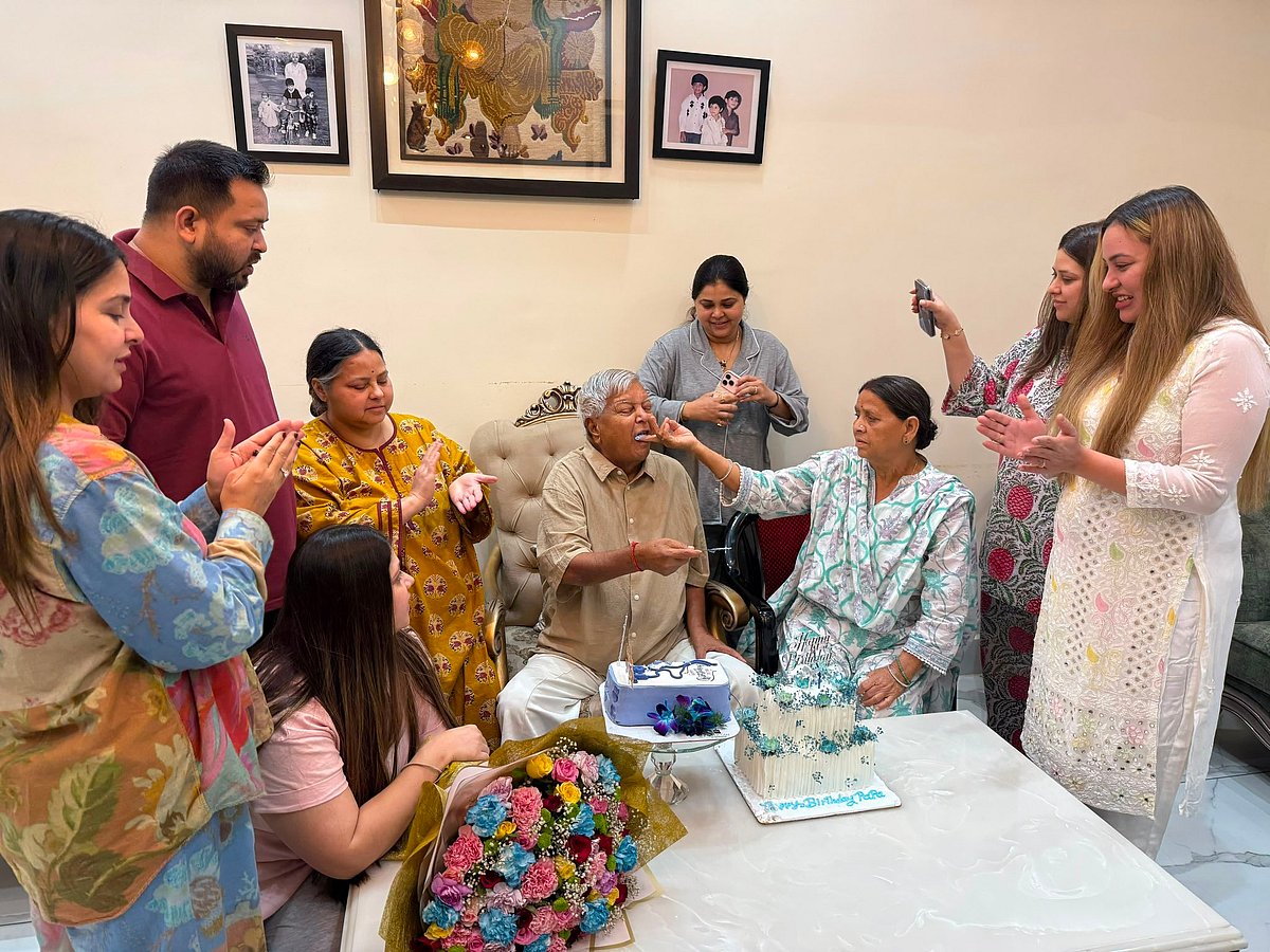 लालू यादव को केक खिलाती राबड़ी देवी 