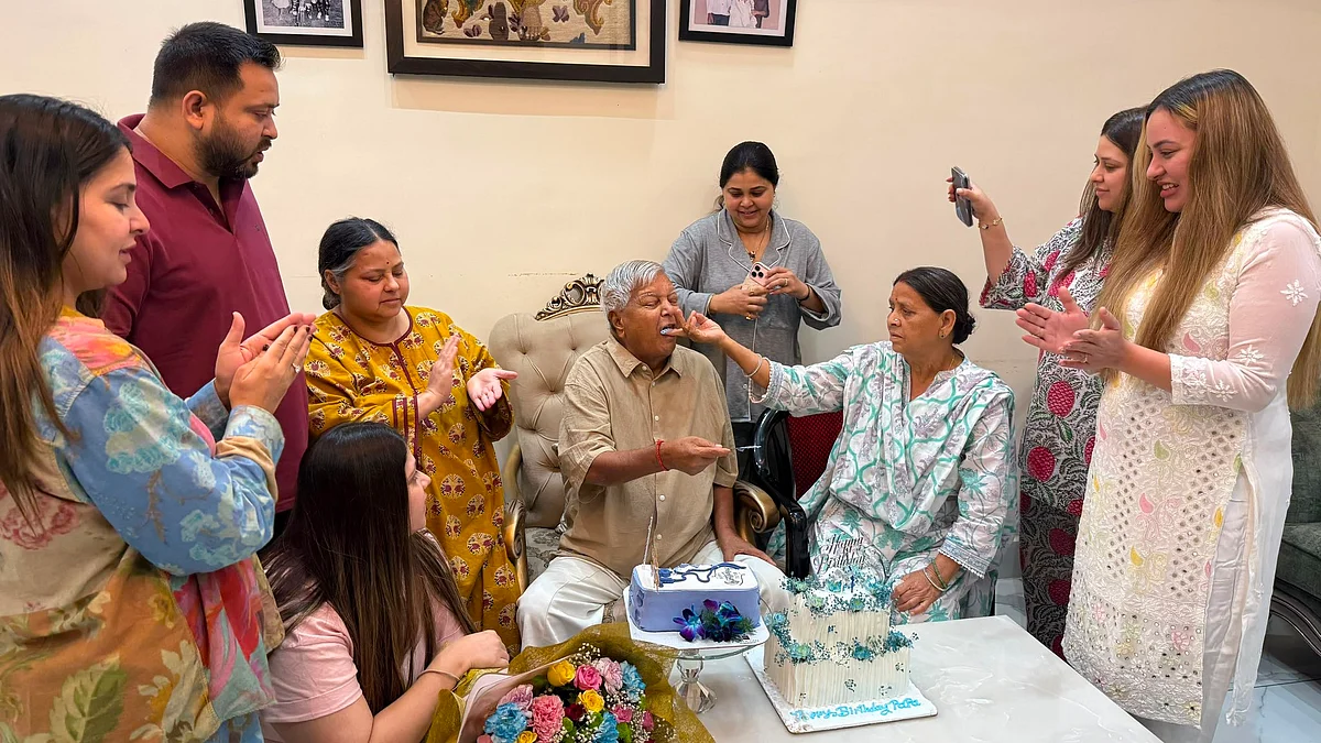 लालू यादव को केक खिलाती राबड़ी देवी
