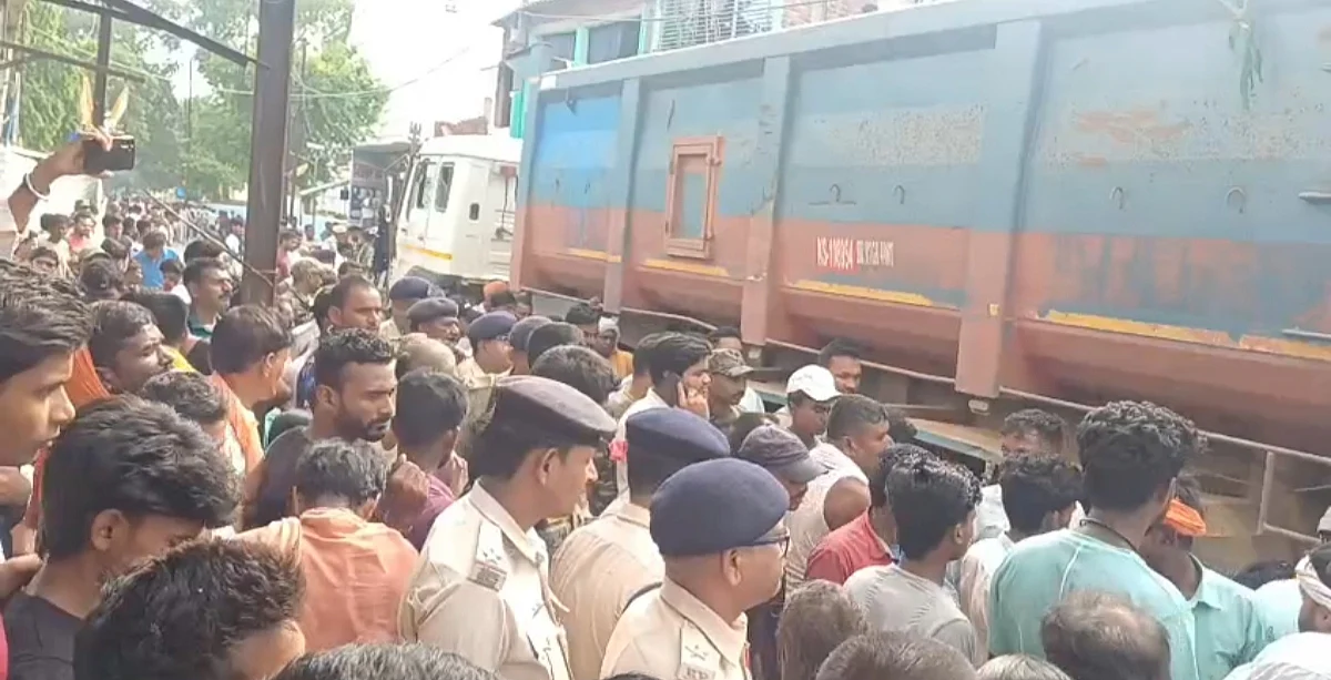 बिहार: जमुई में सड़क हादसे में छात्रा की मौत पर बवाल, ग्रामीणों ने पुलिस पर किया पथराव, वाहन क्षतिग्रस्त