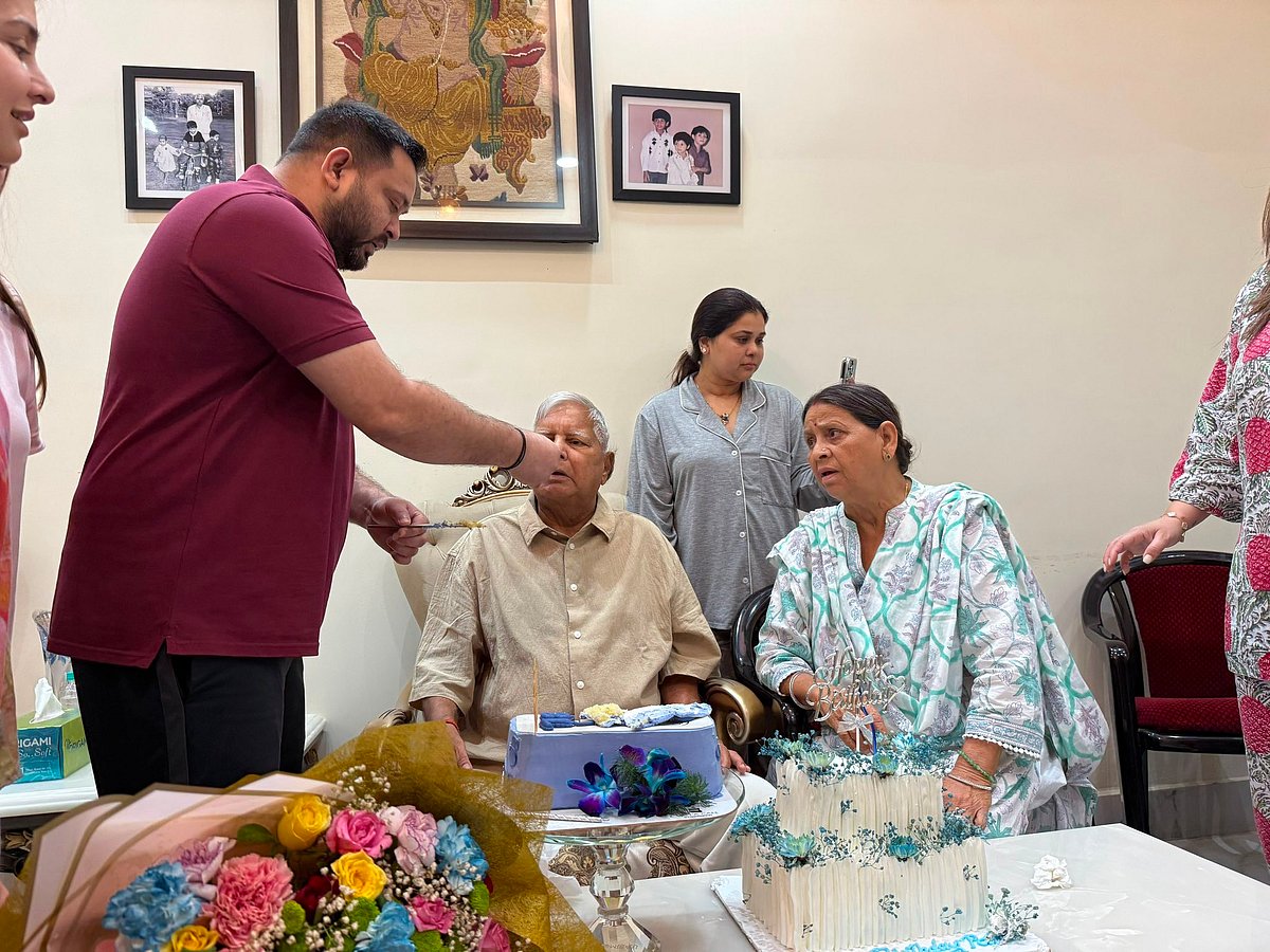 जन्मदिन पर लालू यादव ने परिवार संग काटा केक, बच्चों ने लुटाया प्यार; पापा के 79वें जन्मदिन पर भावुक हुए तेज प्रताप