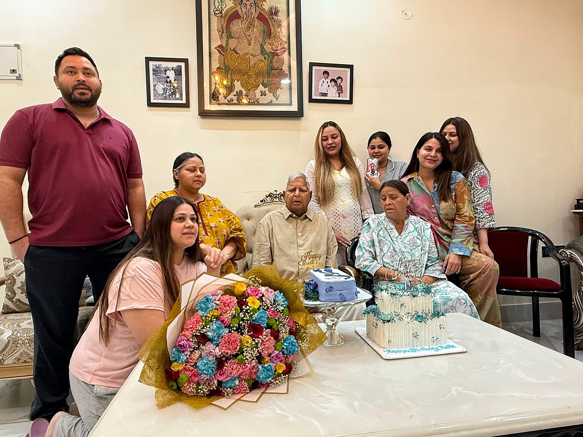 जन्मदिन पर लालू यादव ने परिवार संग काटा केक, बच्चों ने लुटाया प्यार; पापा के 79वें जन्मदिन पर भावुक हुए तेज प्रताप