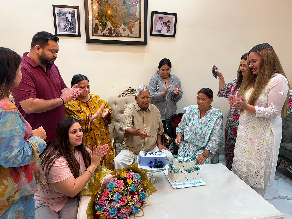 जन्मदिन पर लालू यादव ने परिवार संग काटा केक, बच्चों ने लुटाया प्यार; पापा के 79वें जन्मदिन पर भावुक हुए तेज प्रताप
