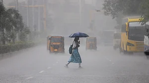 अगले कुछ घंटों में इन राज्यों में तेज हवाओं संग भारी बारिश की आशंका, IMD ने जारी की चेतावनी
