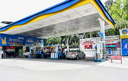 navjivanindia%2F2026-06-12%2Fpsx67gti%2FPetrol-pump.jpg?rect=0%2C0%2C449%2C236&w=1200&ar=40%3A21&auto=format%2Ccompress&ogImage=true&mode=crop&enlarge=true&overlay=false&overlay_position=bottom&overlay_width=100