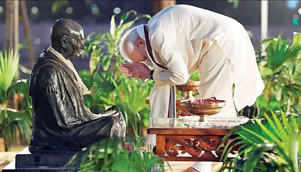 मोदी का नेक्स्ट टारगेट गांधी का रिकार्ड, हथौड़े से नहीं टूटा तो बुलडोजर से तोड़ेंगे!