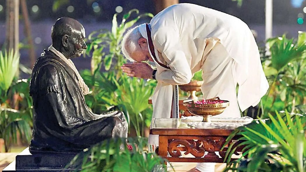 मोदी का नेक्स्ट टारगेट गांधी का रिकार्ड, हथौड़े से नहीं टूटा तो बुलडोजर से तोड़ेंगे!