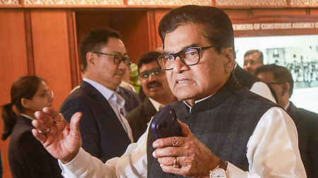 ममता बनर्जी ने जिन्हें 'कूड़ेदान' से उठाया, वे ही दे रहे धोखा : रामगोपाल यादव