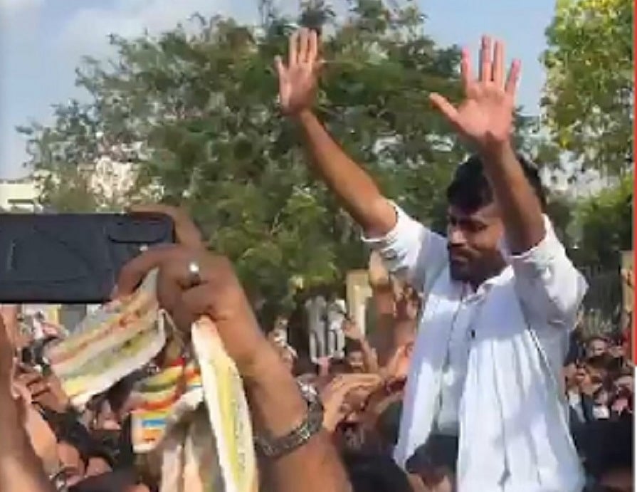 जयपुर में कॉकरोच जनता पार्टी के प्रदर्शन के दौरान दीपके की पिटाई, समर्थकों ने हमलावरों को पकड़कर पीटा