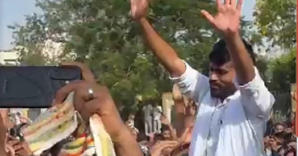 जयपुर में कॉकरोच जनता पार्टी के प्रदर्शन के दौरान दीपके की पिटाई, समर्थकों ने हमलावरों को पकड़कर पीटा
