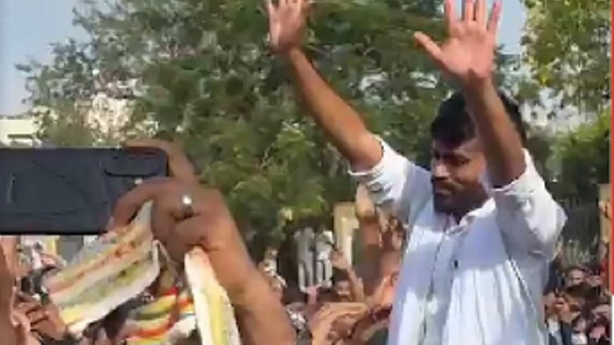 जयपुर में कॉकरोच जनता पार्टी के प्रदर्शन के दौरान दीपके की पिटाई, समर्थकों ने हमलावरों को पकड़कर पीटा