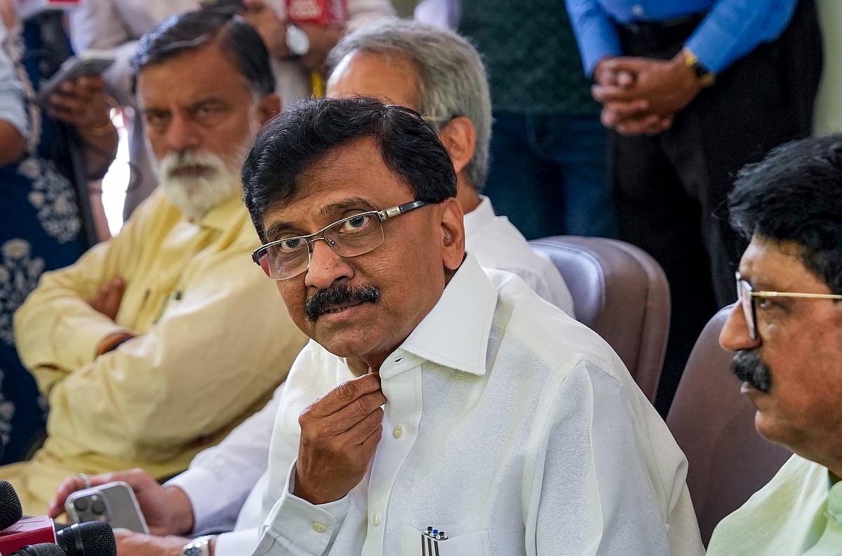 संजय राउत ने बागी सांसदों को दी चेतावनी 