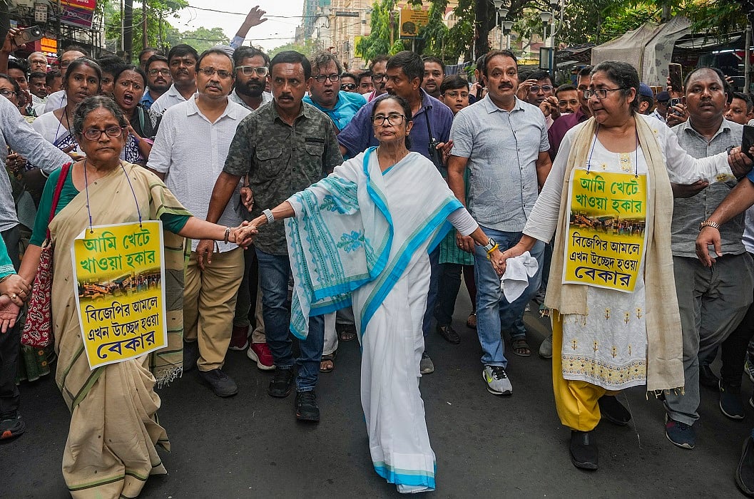कोलकाता की सड़कों पर उतरीं ममता बनर्जी, रेहड़ी-पटरी वालों को हटाए जाने के खिलाफ मार्च निकाला