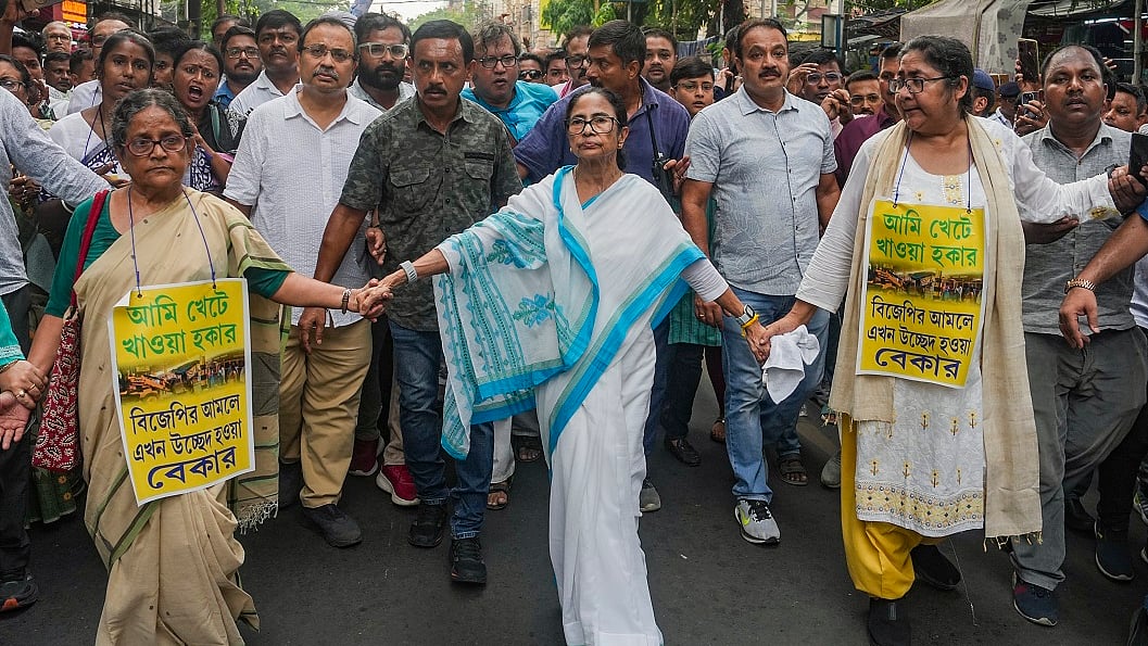 कोलकाता की सड़कों पर उतरीं ममता बनर्जी, रेहड़ी-पटरी वालों को हटाए जाने के खिलाफ मार्च निकाला