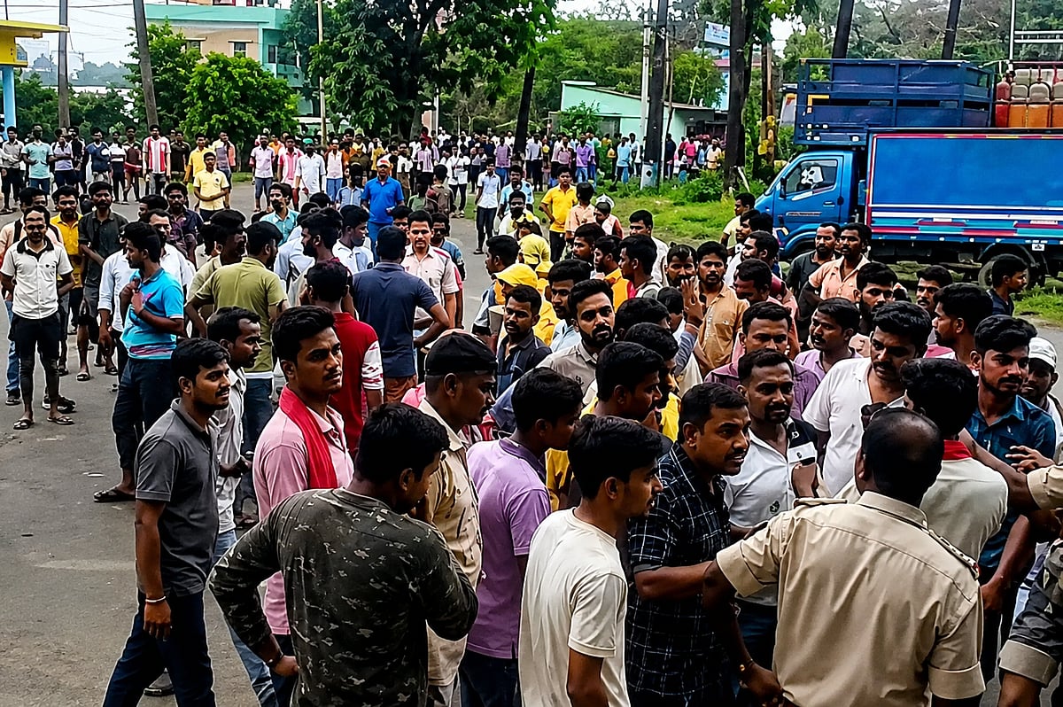 झारखंड: गोड्डा में पंचायत मुखिया पर दिनदहाड़े फायरिंग, बाल-बाल बचे, गिरफ्तारी की मांग पर ग्रामीणों ने घेरा थाना