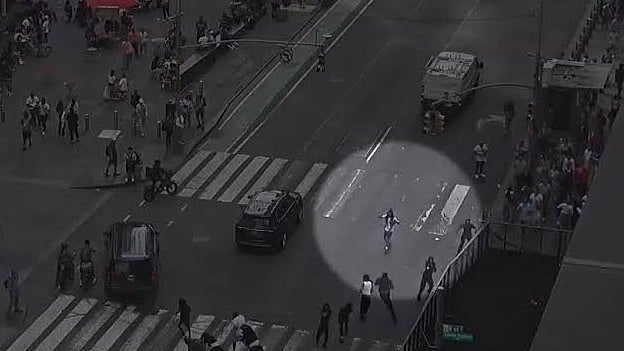 बड़ी खबर LIVE: टाइम्स स्क्वायर पर ताबड़तोड़ फायरिंग, नियामी एयरपोर्ट आतंकी हमले में 35 की मौत 
