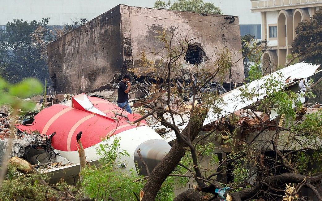 navjivanindia%2F2026-06-19%2Fbtiew3m0%2FAhmedabad-Plane-Crash.jpg?rect=0%2C52%2C1041%2C547&w=1200&ar=40%3A21&auto=format%2Ccompress&ogImage=true&mode=crop&enlarge=true&overlay=false&overlay_position=bottom&overlay_width=100