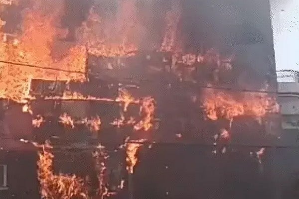 बड़ी खबर LIVE: लखनऊ के कोचिंग सेंटर में लगी भीषण आग, जान बचाने के लिए कूदे बच्चे 