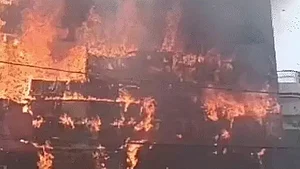 बड़ी खबर LIVE: लखनऊ के कोचिंग सेंटर में लगी भीषण आग, जान बचाने के लिए कूदे बच्चे