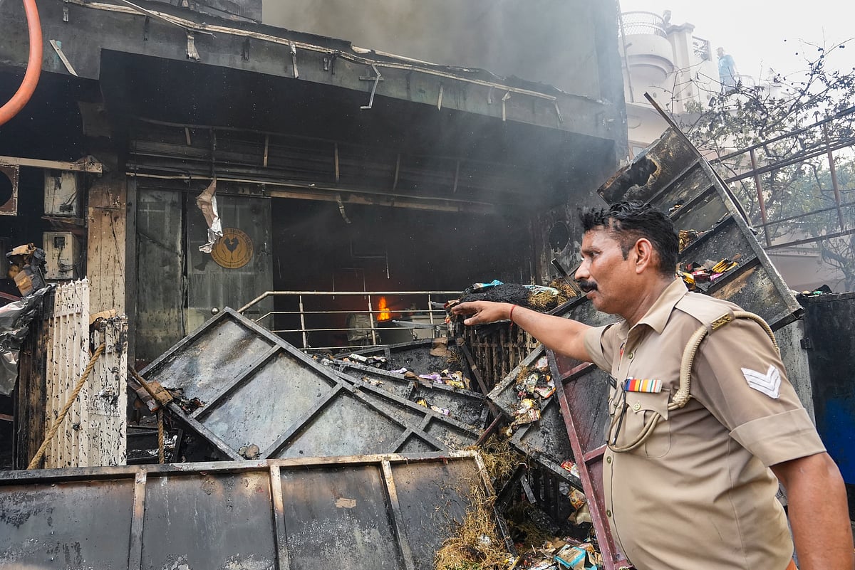 बड़ी खबर LIVE: लखनऊ में इमारत में आग लगने से अब तक 15 लोगों की मौत, 9 लोग घायल, जांच के लिए एसआईटी गठित