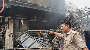 बड़ी खबर LIVE: लखनऊ में इमारत में आग लगने से अब तक 15 लोगों की मौत, 9 लोग घायल, जांच के लिए एसआईटी गठित