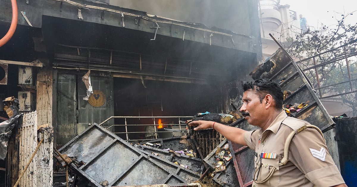 बड़ी खबर LIVE: लखनऊ में इमारत में आग लगने से अब तक 15 लोगों की मौत, 9 लोग घायल, जांच के लिए एसआईटी गठित