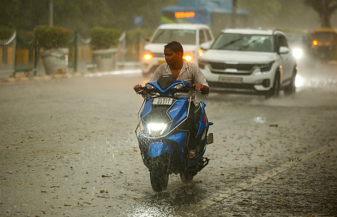 दिल्ली-एनसीआर में मौसम ने ली करवट, धूल भरी आंधी के साथ कई जगह बारिश, रेड अलर्ट जारी
