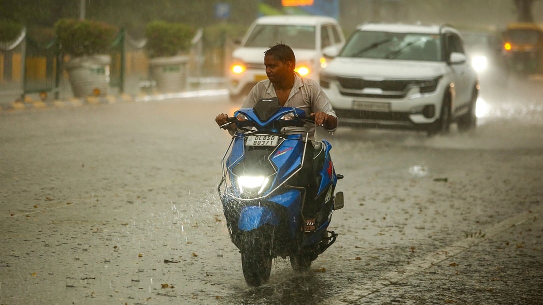 दिल्ली-एनसीआर में मौसम ने ली करवट, धूल भरी आंधी के साथ कई जगह बारिश, रेड अलर्ट जारी