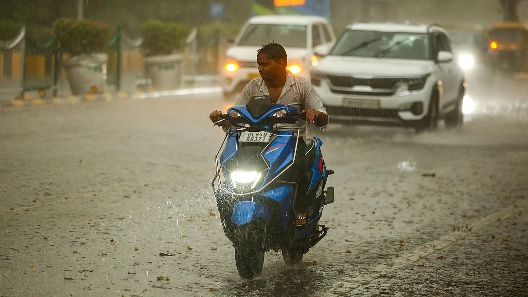 दिल्ली-एनसीआर में मौसम ने ली करवट, धूल भरी आंधी के साथ कई जगह बारिश, रेड अलर्ट जारी
