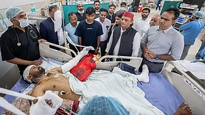 लखनऊ अग्निकांडः अखिलेश ने योगी पर साधा निशाना, कहा- सरकार के पास बचने का सबसे आसान तरीका एसआईटी