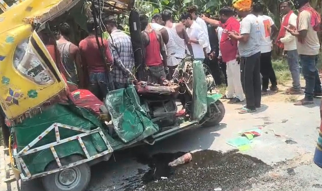 बिहार के मोतिहारी में भीषण सड़क हादसा, पिकअप और ऑटो के बीच टक्कर में चार की मौत, चार घायल