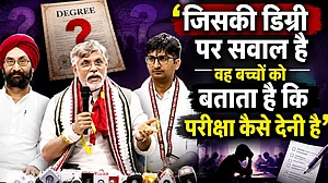 जिसकी डिग्री पर सवाल है वह बच्चों को बताता है कि परीक्षा कैसे देनी है: भुवनेश्वर में पवन खेड़ा