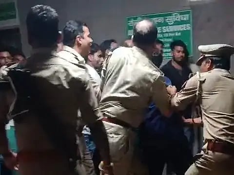 ग्रेटर नोएडा के जिम्स में आधी रात हंगामा, कर्मचारियों को पुलिस ने दौड़ाया, हड़ताल कर रहे कर्मियों पर मुकदमा दर्ज