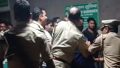 ग्रेटर नोएडा के जिम्स में आधी रात हंगामा, कर्मचारियों को पुलिस ने दौड़ाया (फोटो: सोशल मीडिया)